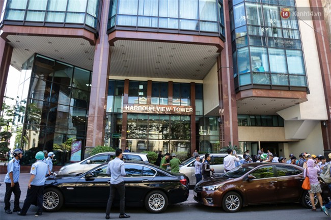 Ô tô Audi của hoa hậu Thu Hoài bị niêm phong đưa về phường do lấn chiếm vỉa hè Sài Gòn - Ảnh 9.