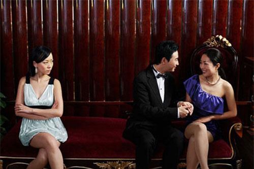 danh ghen dien dai voi nguoi dan ba om eo nguoi yeu de roi hot hoang khi biet su that - 2