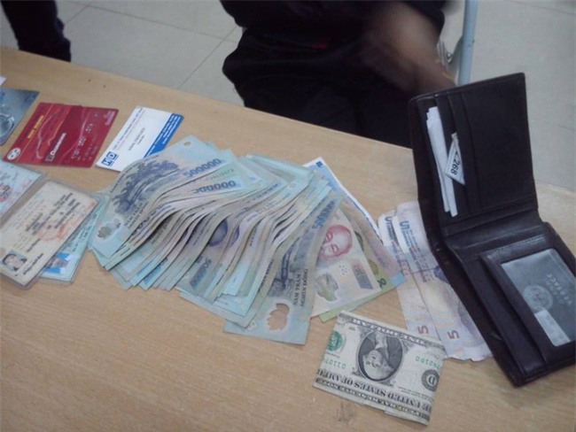 TP.HCM: Đưa túi xách cho bạn giữ rồi đi tắm, người phụ nữ bị mất gần nửa tỷ đồng - Ảnh 1.