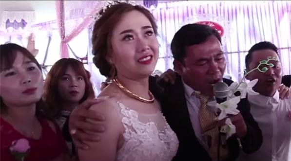 Clip: Xúc động khoảnh khắc người cha rơi nước mắt trong ngày con gái lên xe hoa - Ảnh 2.