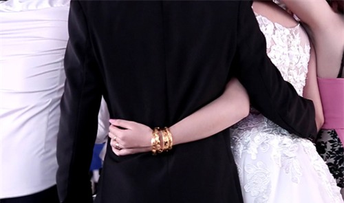 Clip: Xúc động khoảnh khắc người cha rơi nước mắt trong ngày con gái lên xe hoa - Ảnh 4.