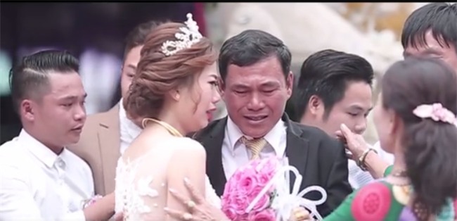 Clip: Xúc động khoảnh khắc người cha rơi nước mắt trong ngày con gái lên xe hoa - Ảnh 6.