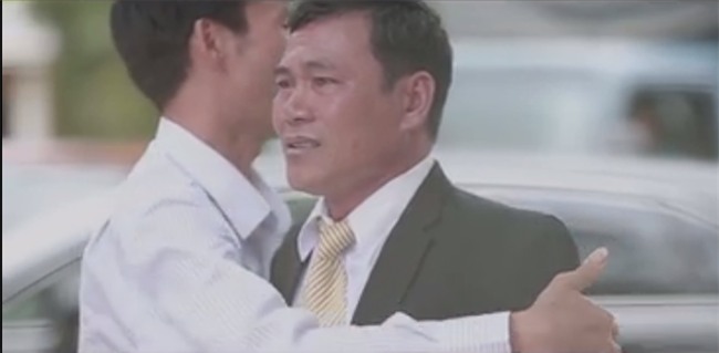 Clip: Xúc động khoảnh khắc người cha rơi nước mắt trong ngày con gái lên xe hoa - Ảnh 7.