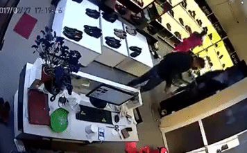 Bế con đi mua sắm, ông bố nhanh tay