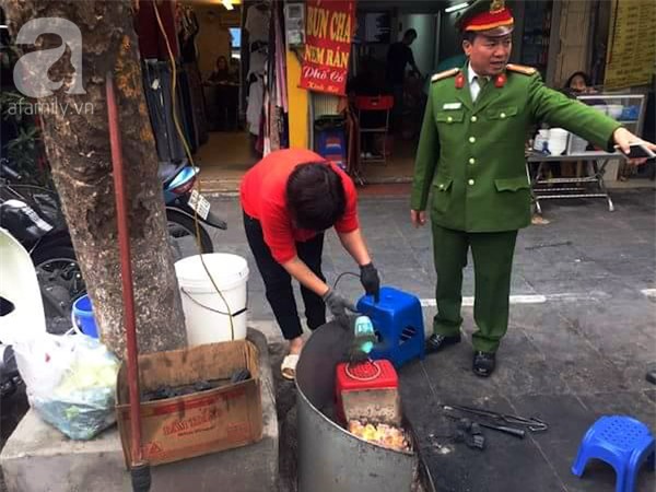 Hà Nội: 1 hộ dân bị xử phạt đến 6 triệu đồng do vứt rác tại vỉa hè - Ảnh 2.