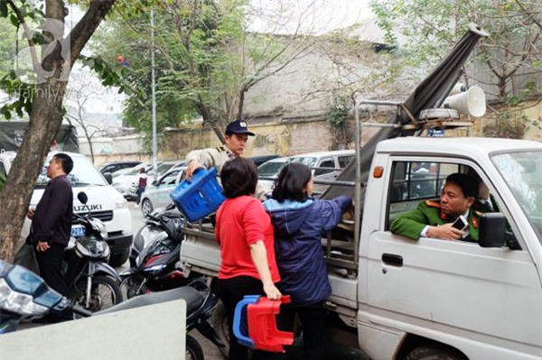 Hà Nội: 1 hộ dân bị xử phạt đến 6 triệu đồng do vứt rác tại vỉa hè - Ảnh 4.