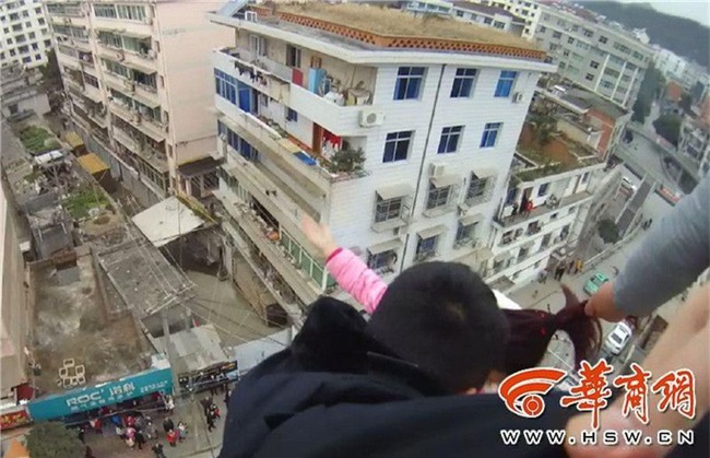 Trèo ra cửa sổ tầng 5 để nhảy lầu tự tử, cô gái trẻ bị túm tóc lôi lại - Ảnh 4.