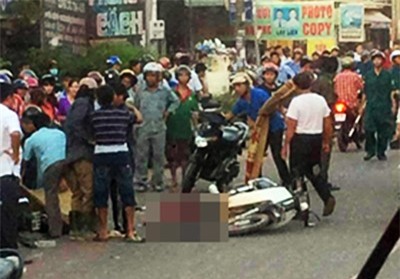 Ôtô tông chết thai phụ và con gái ở cổng trường - Ảnh 1.