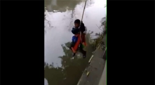 Bố treo con trai 7 tuổi lơ lửng trên sông để bắt làm bài tập toán - Ảnh 1.