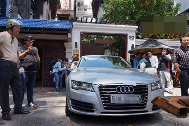 Ngày 28/02, chiếc xe Audi của Hoa hậu Quý bà Thu Hoài bị Phó chủ tịch quận 1, TPHCM,&nbsp;Đoàn Ngọc Hải ra lệnh cẩu về phường Bến Nghé vì đỗ sai quy định. 