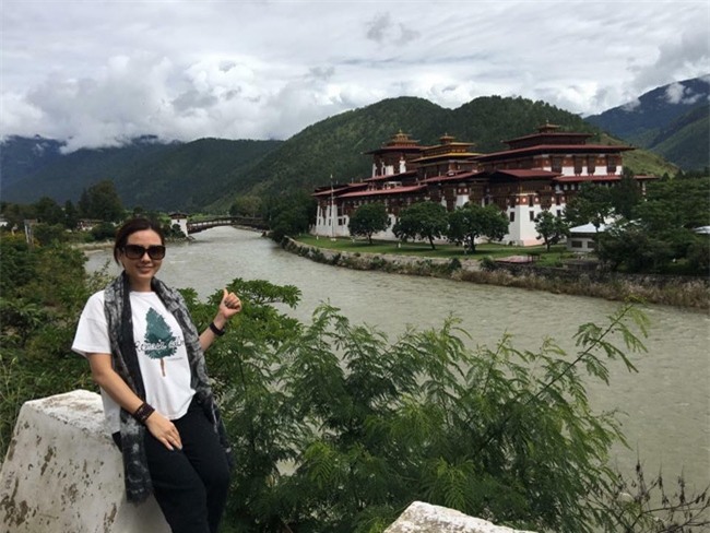 Hoa hậu Thu Hoài chụp ảnh khi sang