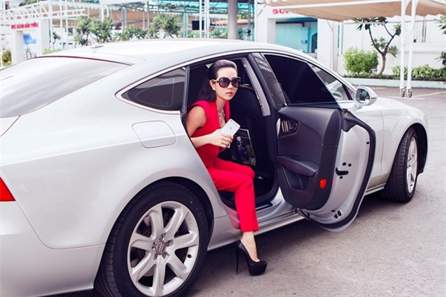 Xe ô tô của Hoa hậu Quý bà thuộc dòng Audi, được cô mua từ khá lâu để phục vụ cho việc đi lại của bản thân.