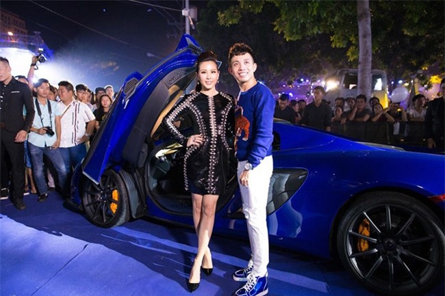 Người đẹp rất quan tâm đến các nhãn hiệu ô tô hạng sang và còn xuất hiện bên cạnh một đại gia chơi xe của TP HCM trong một sự kiện.