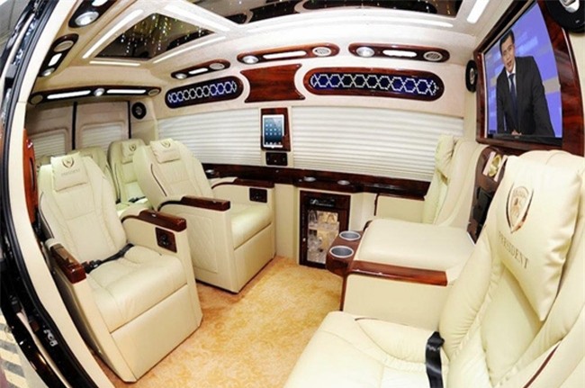 Chiếc xe này chưa được Thu Hoài bật mí về giá cả cũng như thông tin về dòng xe, tuy nhiên nhìn vào nội thất cũng đủ thấy chiếc Limousine của cô cao cấp thế nào.