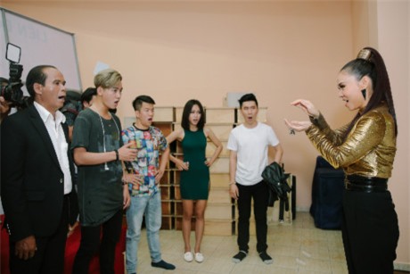 Bi che mac xau, HLV The Voice 'chuoc loi' voi hinh anh moi - Anh 3