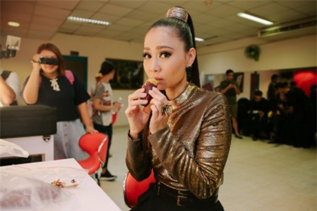 Bi che mac xau, HLV The Voice 'chuoc loi' voi hinh anh moi - Anh 4