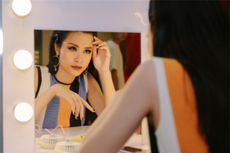 Bi che mac xau, HLV The Voice 'chuoc loi' voi hinh anh moi - Anh 6