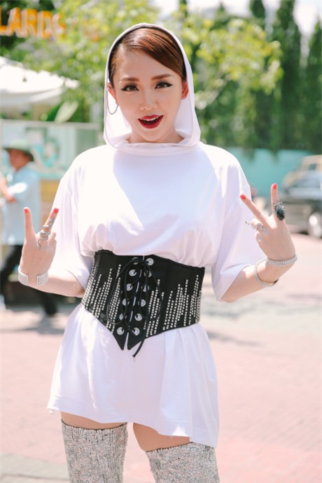 Bi che mac xau, HLV The Voice 'chuoc loi' voi hinh anh moi - Anh 7