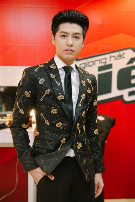 Bi che mac xau, HLV The Voice 'chuoc loi' voi hinh anh moi - Anh 9