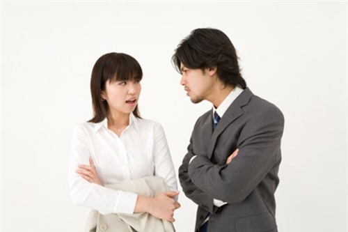 cuoc chien "khong can suc" giua co vo tieu thu va anh chong gia truong - 1