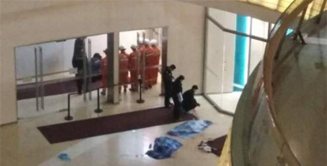 Những hành động bất cẩn tại TT thương mại khiến phụ huynh vô tình hại chết con mình - Ảnh 4.