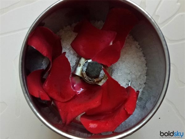 Tu lam hon hop tay te bao chet tu hoa hong giup danh bay lan da ram nang he nay