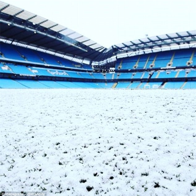 Mat san Old Trafford doi mau trang chi sau mot dem hinh anh 2