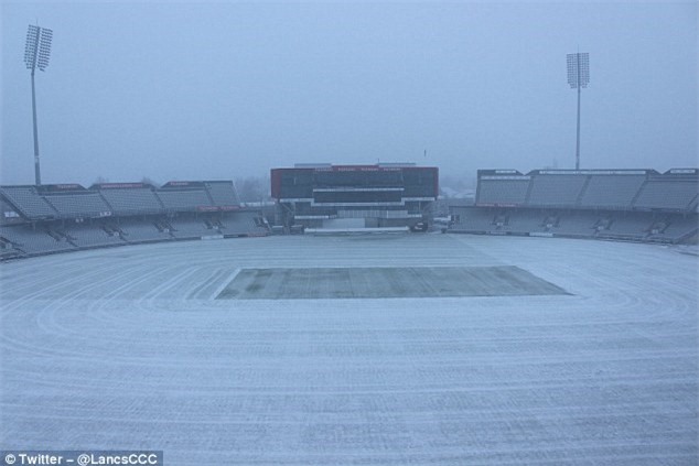 Mat san Old Trafford doi mau trang chi sau mot dem hinh anh 3
