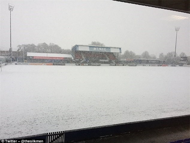 Mat san Old Trafford doi mau trang chi sau mot dem hinh anh 4