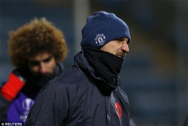 Mat san Old Trafford doi mau trang chi sau mot dem hinh anh 6