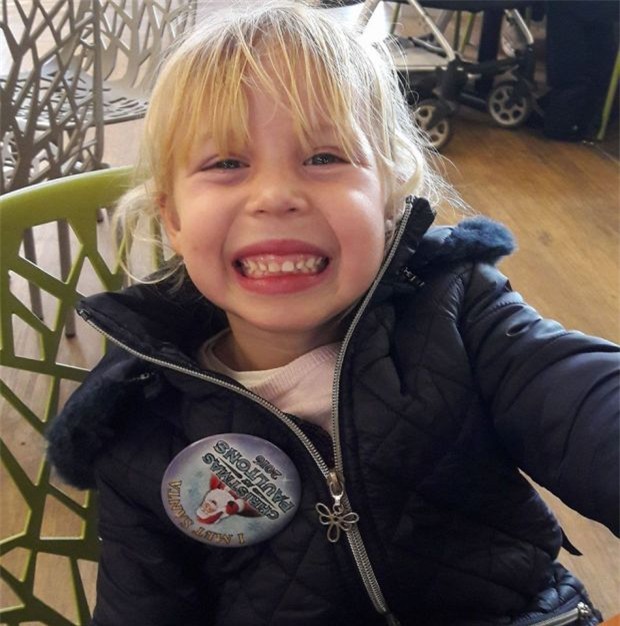 Bé gái 4 tuổi phải cắt ruột, tính mạng nguy kịch sau khi bị hút chặt vào bồn tắm khách sạn - Ảnh 2.