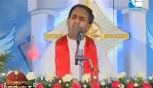 an do: linh muc yeu cau “dim chet” phu nu mac quan ngan hinh anh 1