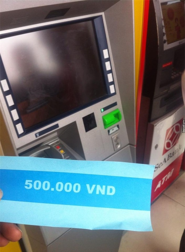 Hà Nội: Người dân bất ngờ khi cây ATM nhả toàn tờ giấy in chữ 500 nghìn đồng - Ảnh 1.