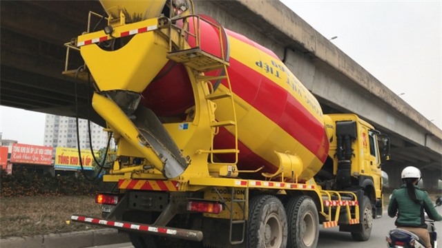 Xe bồn ngang nhiên chạy trong các tuyến phố trung tâm Hà Nội (ảnh: Tạp chí GTVT)