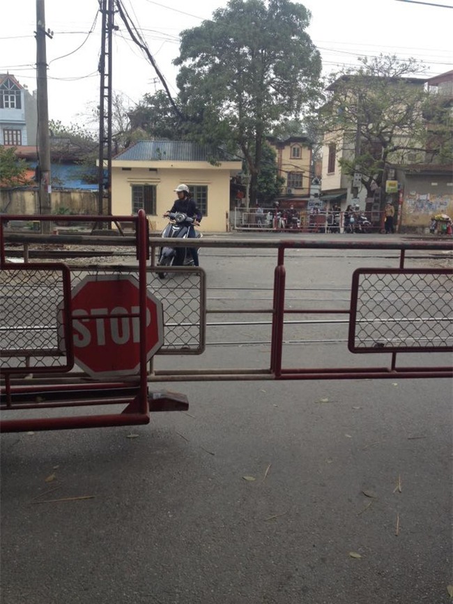 Người phụ nữ khiến cả phố nín thở vì hành động thiếu ý thức trên đường sắt  - Ảnh 1.