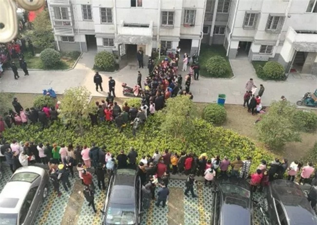 Trung Quốc: Mất tích hơn 20 tiếng đồng hồ, bé trai 10 tuổi được phát hiện chết dưới gầm giường - Ảnh 4.