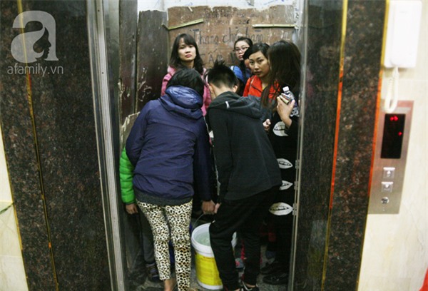 Hà Nội: Bị cắt nước 8 ngày không báo trước, cư dân chung cư khốn đốn vì không có cả nước dội bồn cầu - Ảnh 10.