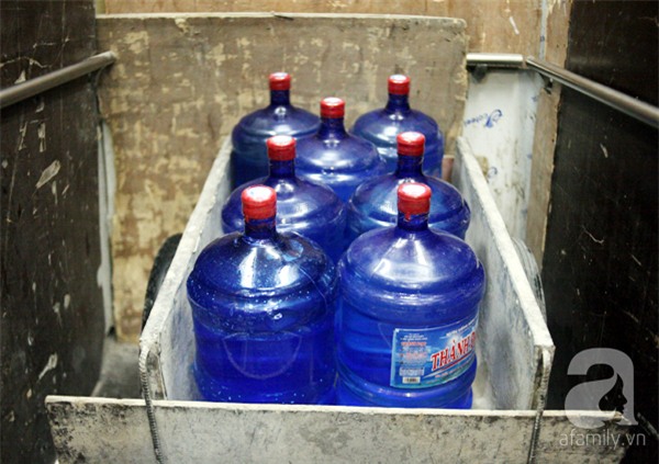 Hà Nội: Bị cắt nước 8 ngày không báo trước, cư dân chung cư khốn đốn vì không có cả nước dội bồn cầu - Ảnh 12.