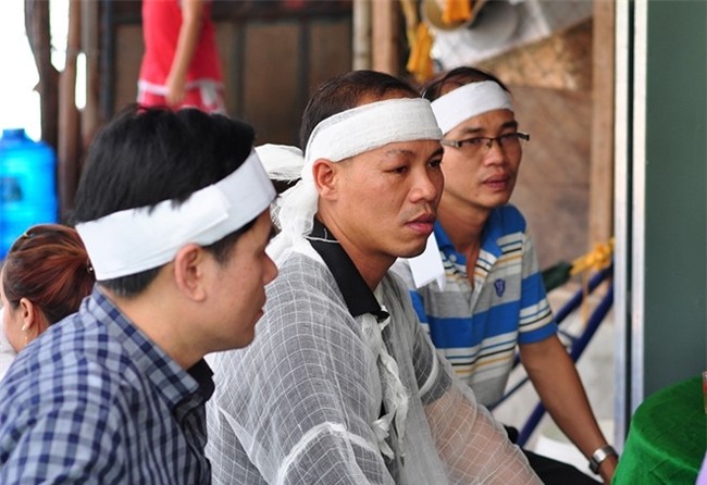 Chong nga quy khi vo sap sinh, con gai chet duoi banh xe tai hinh anh 1