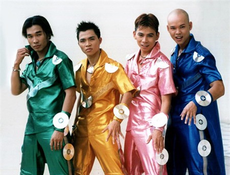 vua yeu vua buon cuoi khi ngam lai do dien cua ca si viet cach day hai chuc nam - 2