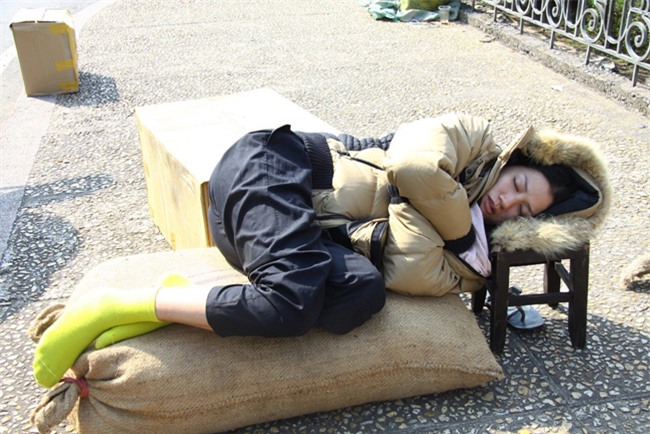 bat chap gia lanh, my nhan viet van mac bao bieu dien hinh anh 25