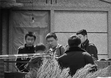 Bé trai 4 tuổi tử vong với hơn 90 vết thương vì bị bạn trai của mẹ chuốc rượu và đánh đập - Ảnh 1.