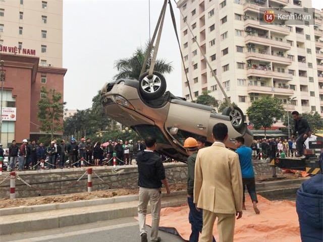 Hà Nội: Ô tô lao xuống mương nước rồi lật ngửa, người dân cạy cửa cứu người phụ nữ mắc kẹt ra ngoài - Ảnh 3.