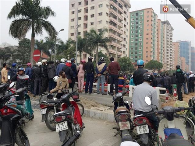 Hà Nội: Ô tô lao xuống mương nước rồi lật ngửa, người dân cạy cửa cứu người phụ nữ mắc kẹt ra ngoài - Ảnh 4.