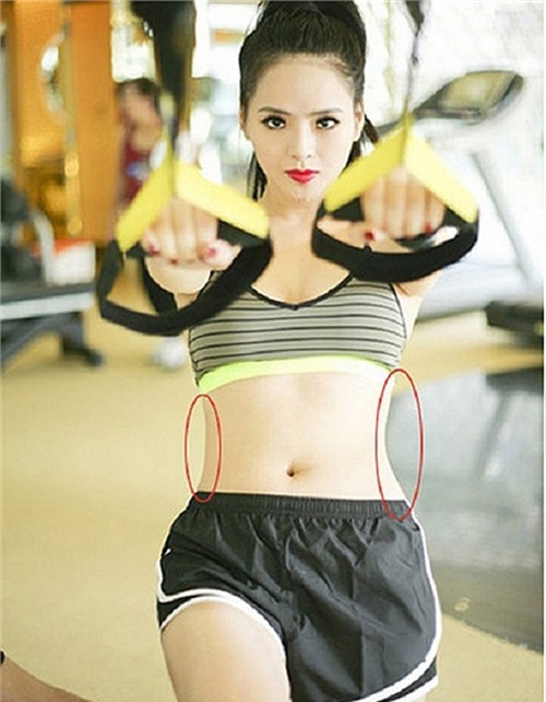 Lại Hương Thảo bị bóc mẽ khi thu gọn vòng hai quá mức cho phép, không còn cân đối với thân người của cô và kéo theo sự xô lệch của những vật dụng phía sau.