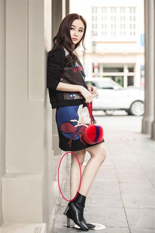 Trong khi đó, phần chân của Angela Phương Trinh lại bị chỉnh thẳng tắp như chiếc đũa, mất phần bắp chân vàtrông không tự nhiên.