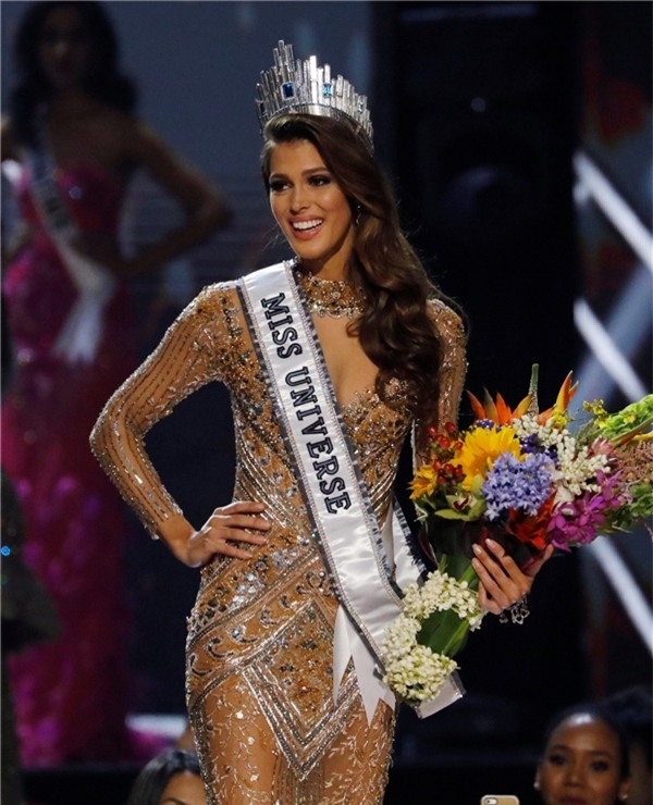 Dẫn đầu danh sách này là Hoa hậu Hoàn vũ 2016 Iris. Cô không chỉ được đánh giá cao bởi ngoại hình thu hút mà còn với cách ứng xử thông minh, khôn khéo cũng như nền tảng học vấn nổi trội.