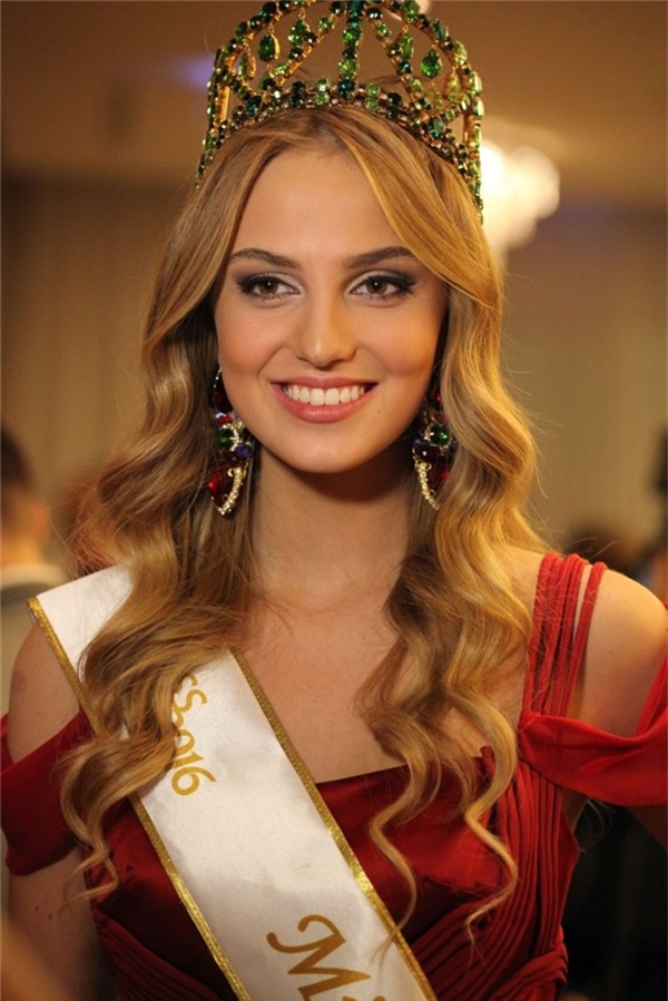 Vị trí thứ 6 thuộc về Hoa hậu Thế giới Slovakia 2016 Kristína Činčurová với vẻ ngoài thanh lịch, quyến rũ đậm chất của những cô gái châu Âu.