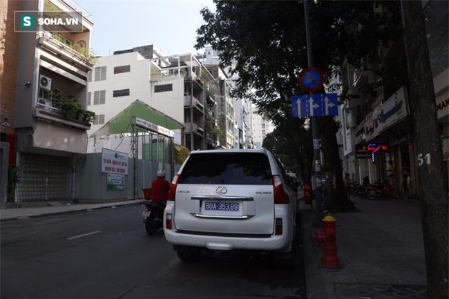 Ông Đoàn Ngọc Hải vừa qua, xe biển xanh, biển đỏ lại lấn chiếm vỉa hè quận 1 - Ảnh 2.