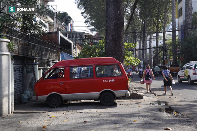 Ông Đoàn Ngọc Hải vừa qua, xe biển xanh, biển đỏ lại lấn chiếm vỉa hè quận 1 - Ảnh 3.